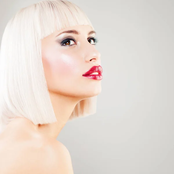 Modelo de moda mulher loira perfeita com cabelo colorido — Fotografia de Stock