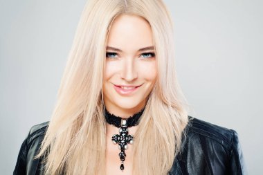 Renkli saçlı güzel sarışın kadın. Sarışın manken 