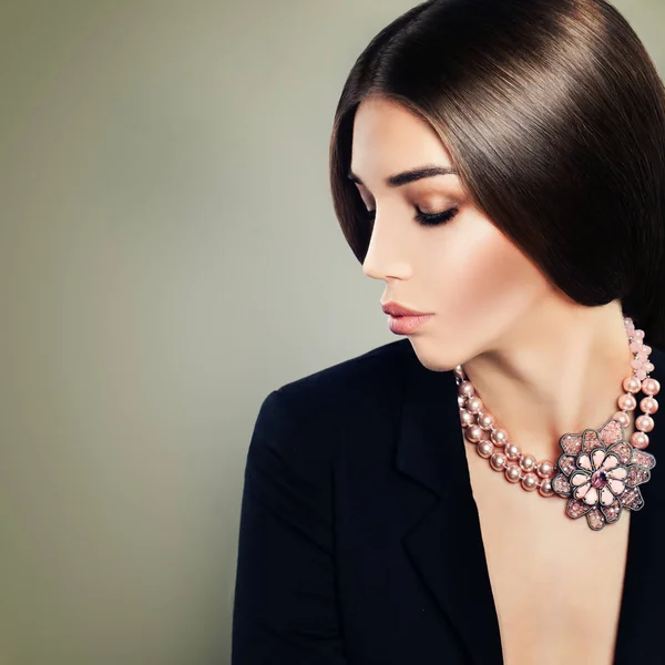 Jolie fille modèle de mode avec maquillage et colliers de perles — Photo
