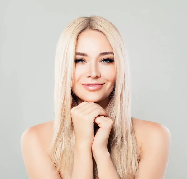 Uśmiecha się kobieta kurort z blond włosy. Blondie Moda Model — Zdjęcie stockowe