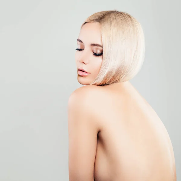 Sensuell blond kvinna mode modell på bakgrund med kopia utrymme — Stockfoto