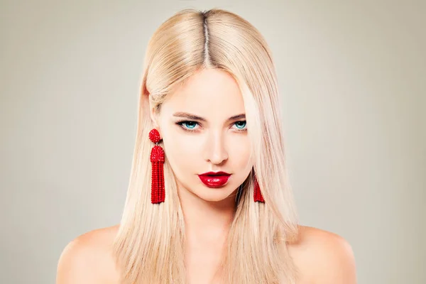 Mooie Blondie vrouw mannequin met Blonde haren, rode lippen — Stockfoto