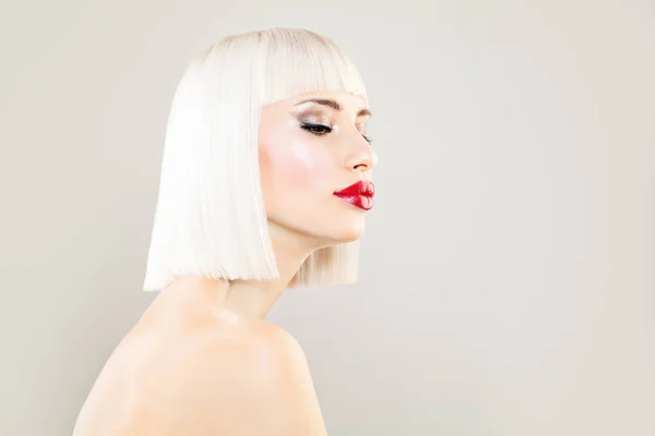 Roztomilá blondýnka modelka s Bob účes a make-up — Stock fotografie