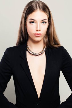 Siyah takım elbise mükemmel kadın. Güzel genç Model