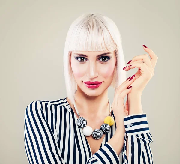 Retrato de moda de mujer linda con cabello rubio y manicura — Foto de Stock