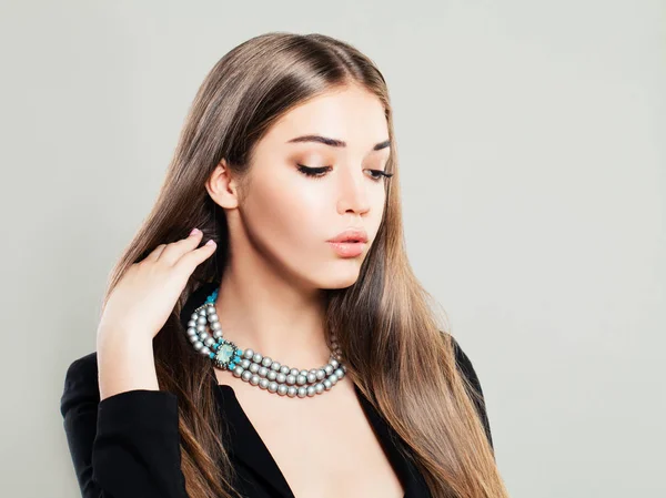 Mulher modelo de moda jovem bonita com pérolas jóias — Fotografia de Stock