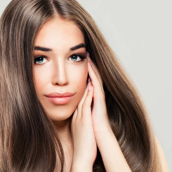 Cute Girl with Perfect Skin and Long Healthy Hair — Stock Photo, Image