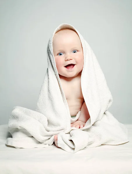 Χαριτωμένο μωρό μετά το μπάνιο, έννοια γονική μέριμνα. — Φωτογραφία Αρχείου