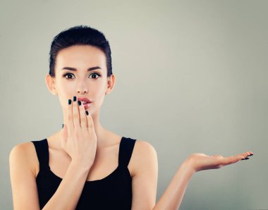Mutlu kadın kadın boş açık el gösterilen şaşırttı. Genç Model