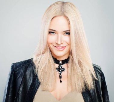 Sarışın saç modeli ile muhteşem bir kadın