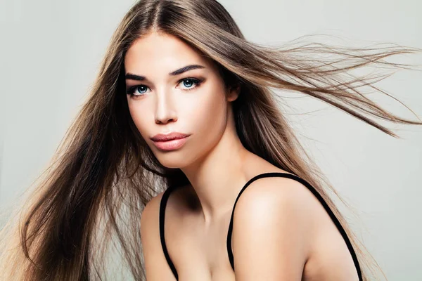 Bela jovem mulher com Blowiing cabelo . — Fotografia de Stock