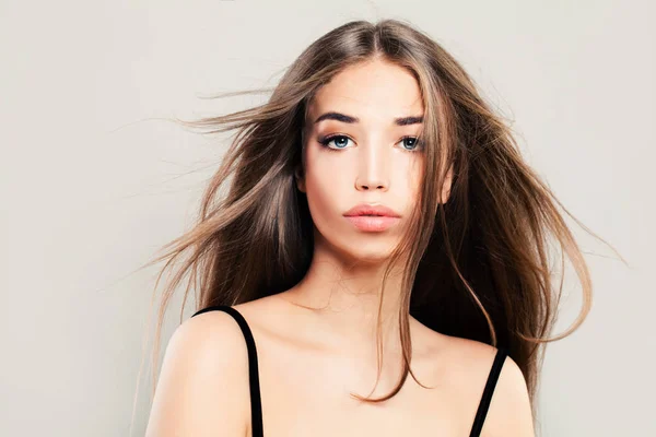 Ung kvinna med blåser håret. Pretty Woman Fashion Model — Stockfoto