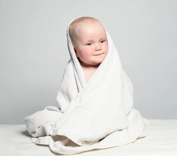 Schattige kleine Baby na bad. Gelukkig klein kind (6 maanden oud) — Stockfoto