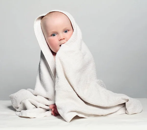 Vidám baba háttéren fehér törülközőt. Kis gyerek, 6 mont — Stock Fotó