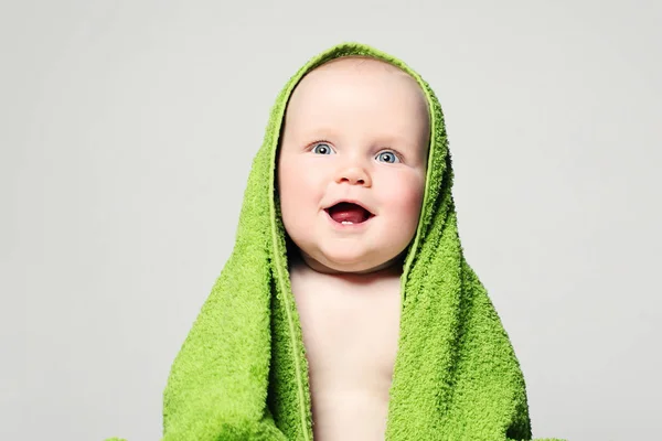 Bebê bonito se divertindo. Happy Little Child, 6 meses de idade — Fotografia de Stock