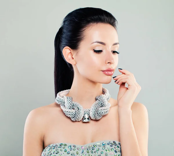 Mode Porträtt av vacker kvinna modell i Silver tyg — Stockfoto