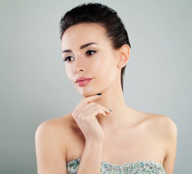 Gülümseyen modeli ve kadın ile sağlıklı cilt makyaj. Sevimli yüzü