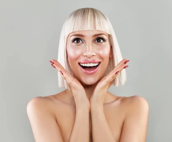 Förvånad kvinna med öppen mun. Glad Blondie modell med Makeup — Stockfoto