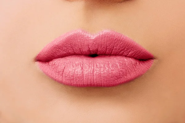 Rosy Lips Macro sulla pelle abbronzata. Labbra femminili rosa — Foto Stock