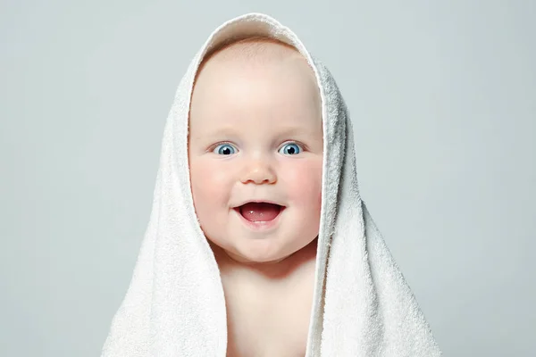 Bebê bonito sorrindo, rosto fechado. Criança feliz, 6 meses — Fotografia de Stock