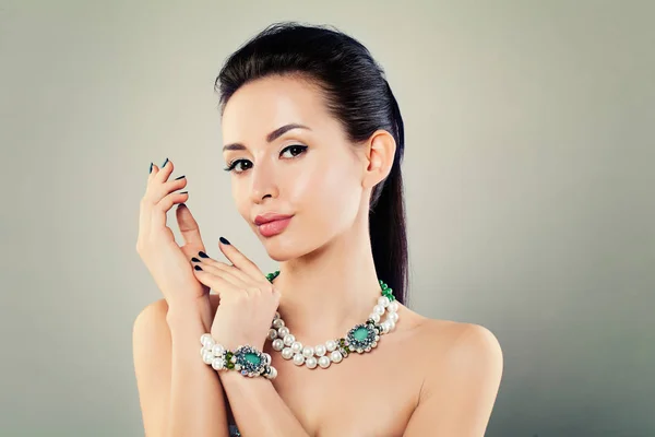 Ładna kobieta z biżuteria, moda piękny portret — Zdjęcie stockowe