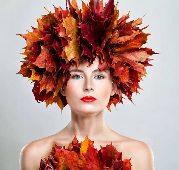 Ομορφιά του φθινοπώρου. Όμορφη γυναίκα με φωτεινά φύλλα φθινοπώρου, εποχή — Φωτογραφία Αρχείου