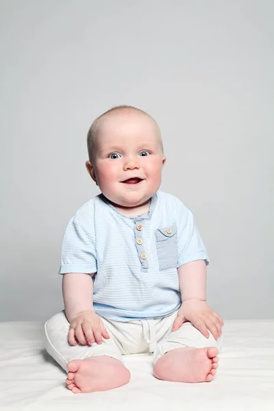 Χαριτωμένο μικρό αγοράκι. Ευτυχισμένο παιδάκι, 6 μηνών — Φωτογραφία Αρχείου
