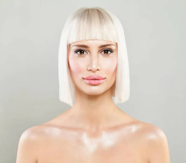 Mulher modelo bonita com pele saudável e loira Bob Penteado — Fotografia de Stock