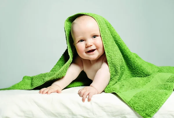 Bebé sonriente, concepto de cuidado parental —  Fotos de Stock