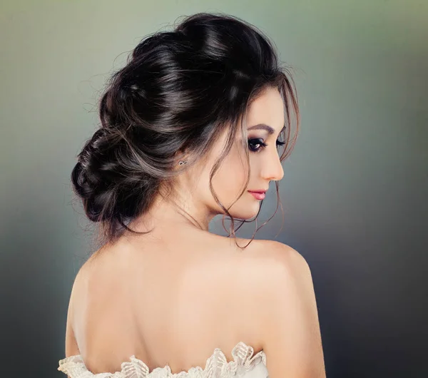 Mulher bonita com penteado de casamento e maquiagem perfeita — Fotografia de Stock