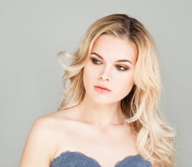 Makyaj ve kıvırcık saçlı olan mükemmel kadın