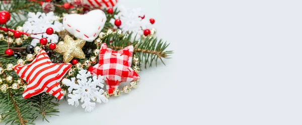 Banner di Natale sfondo con fiocco di neve bianco, Albero di Natale ramoscello — Foto Stock