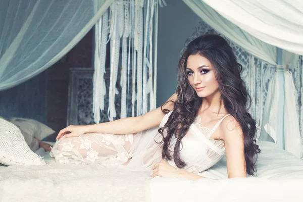 Beyaz iç çamaşırı içinde güzel çekici esmer kadın