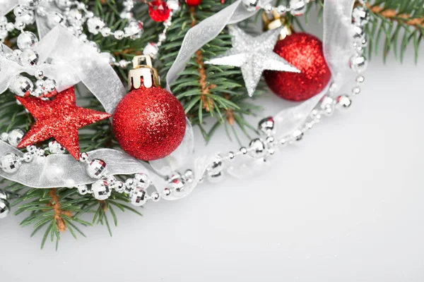 Decoração de Natal em fundo branco. Xmas árvore galho, estrelas vermelhas — Fotografia de Stock