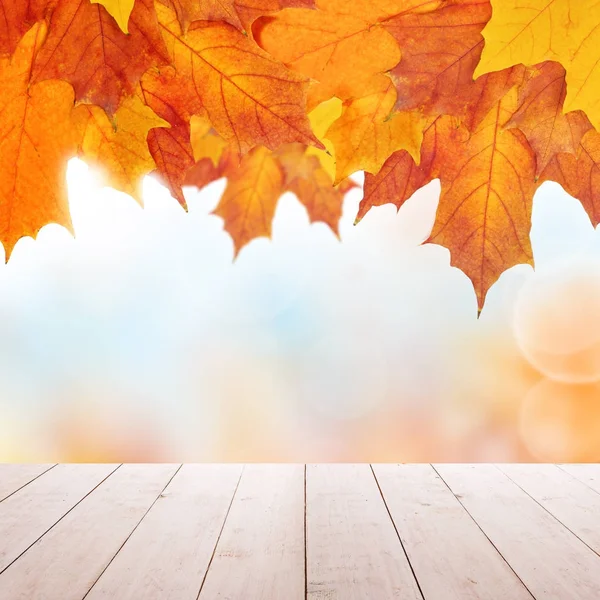 Fondo de otoño con mesa de madera vacía y hojas de otoño para un —  Fotos de Stock