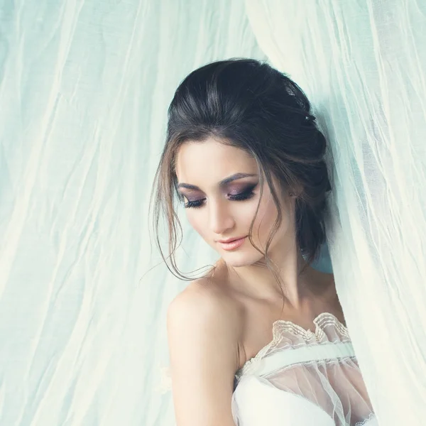 Красива молода жінка нареченій з весільні зачіски — стокове фото
