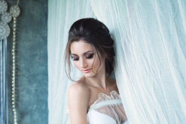 Düğün saç modeli ve beyaz makyaj bu güzel hanımla