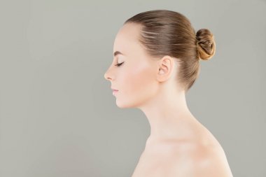 Genç kadın Spa modeli ile sağlıklı cilt. Profil, kapalı gözler