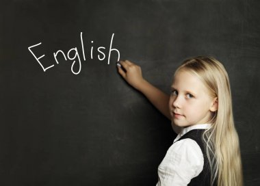 Çocuk kız öğrenme İngilizce okul sınıf tahtaya