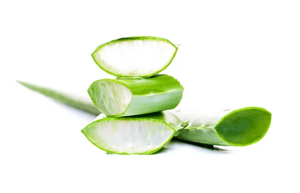 Aloe verde sobre fondo blanco. Hoja y rebanadas de Aloe Vera —  Fotos de Stock