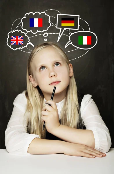 Школьница с английским, немецким, французским или итальянским языками — стоковое фото