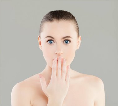 Güzel genç kadın Spa modeli sağlıklı cilt ile şaşırttı