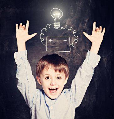 Blackboard arka plan üzerinde fikir ampul ile şirin çocuk çocuk