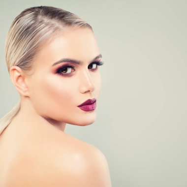 Güzel Model ve kadın ile mükemmel makyaj sağlıklı cilt 