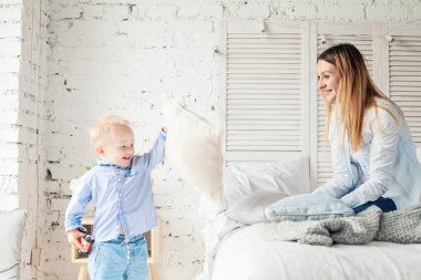 Mutlu anne ve oğlu evde. Anne ve çocuk sarılma.
