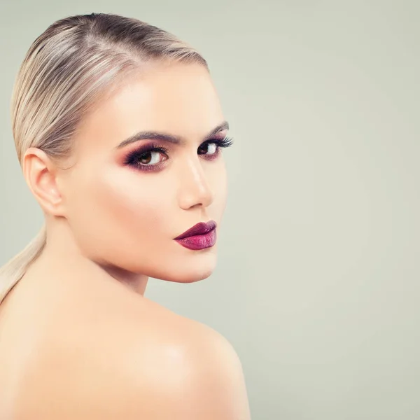 Krásný Model žena s dokonalým make-upu a zdravou kůži — Stock fotografie