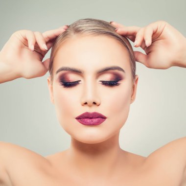 Güzel Model kadınla mükemmel makyaj. Sevimli kadın yüzü