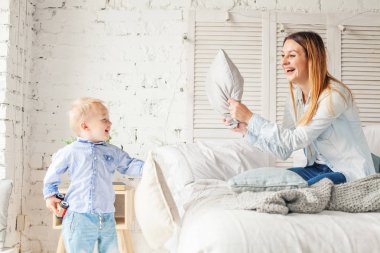 Anne ve oğlu evde eğleniyor. Anne ve çocuk sarılma. 
