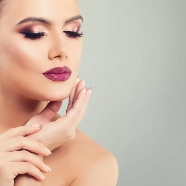 Retrato de Moda de Mulher Modelo Bonita com Maquiagem Perfeita . — Fotografia de Stock