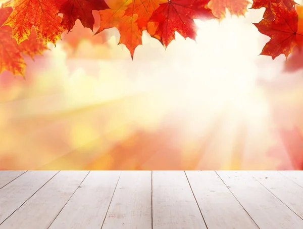 Folhas de outono vermelhas, mesa de madeira Grunge vazia e faísca na queda — Fotografia de Stock
